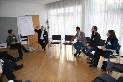 Am 16. und 17. Dezember 2010 lud das Bundeskanzleramt zu einem Dialog zur Raumrelevanz der Integrationspolitik dem "Forum Integration im Raum" ein. Günther Kienast diskutiert Beispiel Entwicklung und Umsetzung des Integrationsleitbildes NÖ.