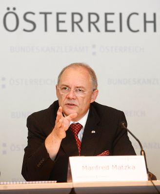 Am 02. Juli 2010 fand eine Pressekonferenz zum Thema Einbindung der ÖBB Suchmaschiene Scotty in die Internetplattform Digitales Österreich statt. Im Bild Manfred Matzka (Bundeskanzleramt, Leiter der Sektion I).