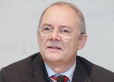 Am 26. November 2010 fand im Bundeskanzleramt eine Pressekonferenz zum Thema Vertrauen und Sicherheit beim Einsatz von IKT im Rahmen der "Digitalen Agenda für Europa" statt. Im Bild Manfred Matzka, Sektionschef im Bundeskanzleramt.