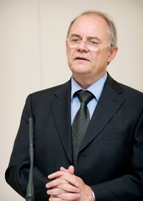 Am 29. Juni 2011, Präsentation der Bände "Protokoll des Ministerrates der Zweiten Republik - Kabinett Leopold Figl I" im Österreichischen Staatsarchiv. Sektionschef Manfred Matzka.