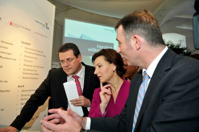 Maroš Šefčovič, Vizepräsident der Europäischen Kommission, und Bundesministerin Gabriele Heinisch-Hosek wird die Handysignatur von Peter Kustor (BKA) erklärt.