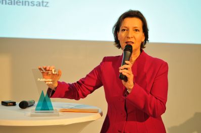 Bundesministerin Gabriele Heinisch-Hosek mit dem Publikumspreis der Verwaltungsmesse.