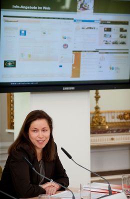 Am 3. Februar 2012 wurden im Rahmen des Safer Internet Days 2012 bei einer Pressekonferenz im Bundeskanzleramt aktuelle Studienergebnisse und Initiativen zur Interneterziehung präsentiert. Im Bild Livia Dandrea-Böhm (A1).