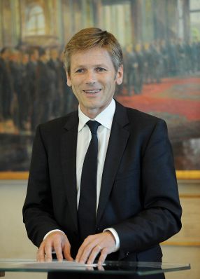 Am 18. September 2012 wurden durch Staatssekretär Josef Ostermayer Dekrete im Marmorecksalon des Bundeskanzleramts überreicht.