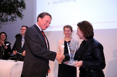 Am 18. Oktober 2012 fand die Verwaltungsmesse unter der Schirmherrschaft von Bundesministerin Gabriele Heinisch-Hosek im MuseumsQuartier in Wien statt. Im Bild die Bundesministerin beim Überreichen des Publikumspreises.