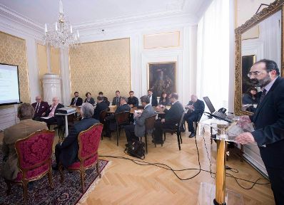 Am 28. November 2012 fand eine Veranstaltung zur Eröffnung des Instituts für Staatsorganisation und Verwaltungsreform im Bundeskanzleramt statt. Rechts im Bild Institutsleiter Dr. Alexander Balthasar bei seiner Präsentation.