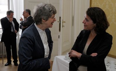 Am 7. und 8. Mai 2013 fand im Bundeskanzleramt die EuDEM Konferenz (Conference on European Democracy) statt. Im Bildvordergrund Melanie Sully (l.) und Christina Binder (r.), im Hintergrund Dirk Jarré (l.) und Klemens Fischer (r.).