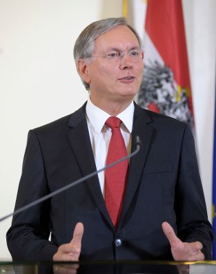 Bundesminister Alois Stöger beim Pressefoyer nach dem Ministerrat am 21. Jänner 2014.