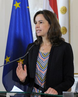 Bundesministerin für Familien und Jugend Sophie Karmasin beim Pressefoyer nach dem Ministerrat am 11. Februar 2014.