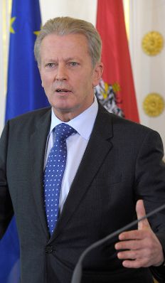 Wissenschaftsminister Reinhold Mitterlehner beim Pressefoyer nach dem Ministerrat am 25. März 2014.