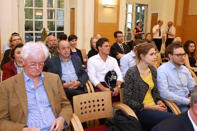 Im Rahmen der EuDEM 2015 fand am Abend des 27. April 2015 eine öffentliche Podiumsdiskussion zum Thema „Values – Providing Stability in Times of Crisis?“ statt. Blick ins Publikum; im Hintergrund rechts Prof. Ongaro.