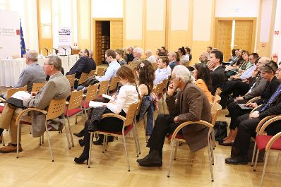 Im Rahmen der EuDEM 2015 fand am Abend des 27. April 2015 eine öffentliche Podiumsdiskussion zum Thema „Values – Providing Stability in Times of Crisis?“ statt. Blick ins Publikum.