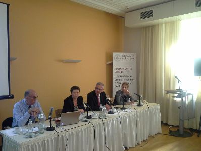 Am 27. und 28. April 2015 fand in der Diplomatischen Akademie Wien die Conference on European Democracy (EuDEM) 2015 statt. Am Podium das zweite Panel von links nach rechts: Prof. Hacke, Dr. Kempin, Gesandter Fischer (Vorsitz), Prof. Šišková.