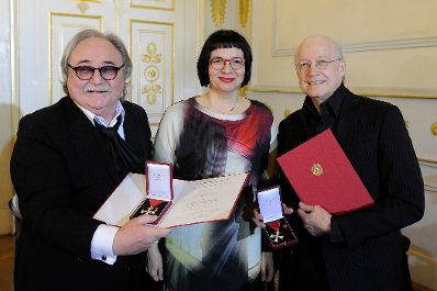 Am 11. März 2016 überreichte Sektionschefin Andrea Ecker (m.) das Österreichische Ehrenkreuz für Wissenschaft und Kunst an Michael Kunze (r.) und Sylvester Levay (l.).