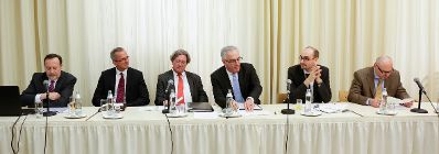 Am 25. und 26. April 2016 fand in der Diplomatischen Akademie die Conference on European Democracy 2016 statt. Am Podium (Panel I) (v.l.n.r.) Prof. Bar, Ges. Dr. Krauss, Prof. Oeter, Priv.-Doz Fischer, Dr. v. Ondarza, Prof. Wittich.