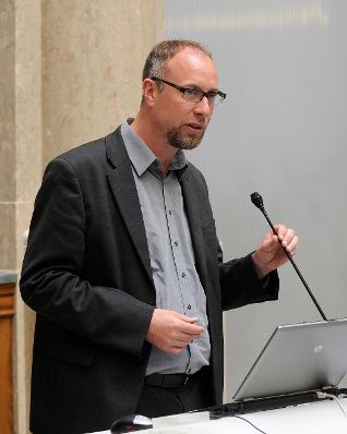 Am 2. Mai 2016 fand eine öffentliche Sitzung der Bioethikkommission zum Thema "Von Mensch und Maschine: Roboter in der Pflege" statt. Im Bild Mark Coeckelbergh von der Universität Wien bei seinem Vortrag.