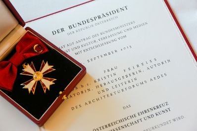 Am 10. Juni 2016 überreichte Ministerialrätin Gudrun Schreiber das Österreichische Ehrenkreuz für Wissenschaft und Kunst an Kristin Feireiss.