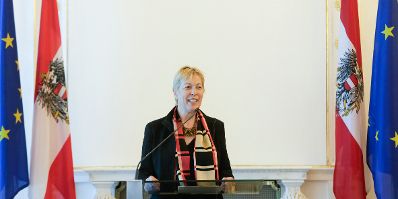 Am 10. Juni 2016 überreichte Ministerialrätin Gudrun Schreiber (im Bild) das Österreichische Ehrenkreuz für Wissenschaft und Kunst an Kristin Feireiss.