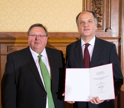 Am 21. November 2016 überreichte Ministerialrat Reinhold Hohengartner (l.) die Urkunden, mit denen Antal Barnás (r.) und Norbert Rubey der Berufstitel Professor verliehen wurde.