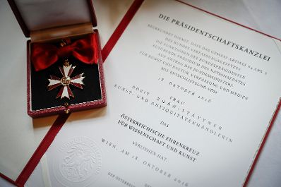 Am 8. Mai 2017 überreichte Reinhold Hohengartner das Österreichische Ehrenkreuz für Wissenschaft und Kunst an Dorit Zorn-Stättner.