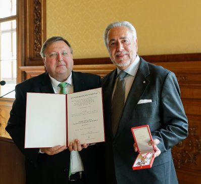Am 8. Mai 2017 überreichte Reinhold Hohengartner (l.) das Goldene Ehrenzeichen für Verdienste um die Republik Österreich an Gerhard Ederndorfer (r.).