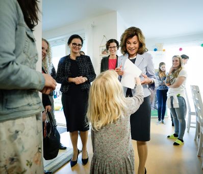 Am 22. Oktober 2019 besuchte Bundeskanzlerin Brigitte Bierlein (m.) gemeinsam mit Bundesministerin Brigitte Zarfl (l.) ein SOS Kinderdorf.