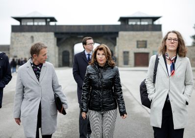 Am 6. November 2019 besuchte Bundeskanzlerin Brigitte Bierlein (m.) gemeinsam mit Bundesministerin Iris Rauskala (r.) die Gedenkstätte Mauthausen und Schloss Hartheim.