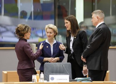 Am 12. Dezember 2019 nahm Bundeskanzlerin Brigitte Bierlein (l.) am Europäischen Rat der Staats- und Regierungschefs teil. Im Bild mit der Präsidentin der Europäischen Kommission Ursula von der Leyen (m.l.), der belgischen Premierministerin Sophie Wilmès (m.r.) und dem rumänischen Präsidenten Klaus Johannis (r.).
