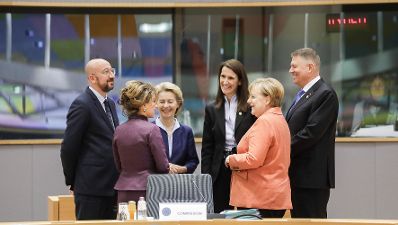 Am 12. Dezember 2019 nahm Bundeskanzlerin Brigitte Bierlein (2.v.l.) am Europäischen Rat der Staats- und Regierungschefs teil. Im Bild mit dem Präsidenten des Europäischen Rates Charles Michel (l.), der Präsidentin der Europäischen Kommission Ursula von der Leyen (3.v.l.), der belgischen Premierministerin Sophie Wilmès (4.v.l.), der deutschen Bundeskanzlerin Angela Merkel (5.v.l.) und dem rumänischen Präsidenten Klaus Johannis (6.v.l.).