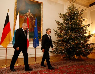 Am 15. Dezember 2008 empfing Bundeskanzler Werner Faymann (r.) den Ministerpräsidenten von Bayern, Horst Seehofer (l.) zu einem Gespräch im Bundeskanzleramt.