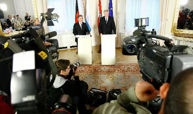 Am 15. Dezember 2008 empfing der österreichische Bundeskanzler den Ministerpräsidenten von Bayern zu einem Gespräch im Bundeskanzleramt. Im Anschluss gaben Bundeskanzler Werner Faymann (l.) und Ministerpräsident Horst Seehofer (r.) eine gemeinsame Pressekonferenz.
