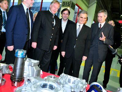 Am 13. Dezember 2008 besuchte Bundeskanzler Werner Faymann (2.v.r.) in Begleitung von Landeshauptmann Franz Voves (3.v.r.) und Magna-Vorstandsmitglied Hubert Hödl (r.) das Magna Powertrain AG & Co. KG Werk im steirischen Lannach.