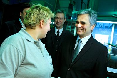 Am 13. Dezember 2008 besuchte Bundeskanzler Werner Faymann (r.) in Begleitung von Landeshauptmann Franz Voves und Magna-Vorstandsmitglied Hubert Hödl (m.) das Magna Powertrain AG & Co. KG Werk im steirischen Lannach.