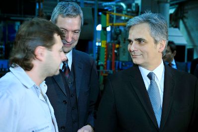 Am 13. Dezember 2008 besuchte Bundeskanzler Werner Faymann (r.) in Begleitung von Landeshauptmann Franz Voves und Magna-Vorstandsmitglied Hubert Hödl (m.) das Magna Powertrain AG & Co. KG Werk im steirischen Lannach.