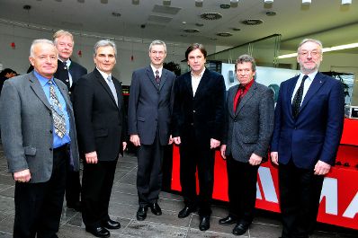 Am 13. Dezember 2008 besuchte Bundeskanzler Werner Faymann (3.v.l.) in Begleitung von Landeshauptmann Franz Voves (3.v.r.) und Magna-Vorstandsmitglied Hubert Hödl (m.) das Magna Powertrain AG & Co. KG Werk im steirischen Lannach.