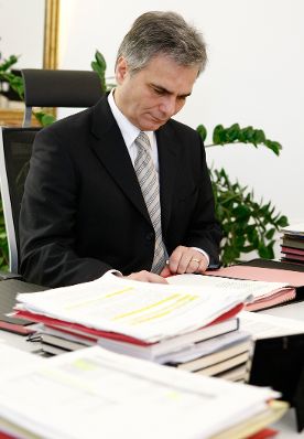 Bundeskanzler Werner Faymann am Arbeitsplatz.