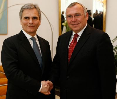 Am 02. Dezember 2008 übergab der scheidende Bundeskanzler Alfred Gusenbauer (r.) seine Amtsgeschäfte an Werner Faymann (l.).