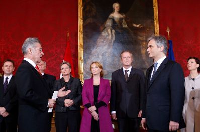 Am 02. Dezember 2008 wurde die neue Bundesregierung mit Werner Faymann (r.) als neuen Bundeskanzler von Bundespräsident Heinz Fischer (l.) in der Präsidentschaftskanzlei angelobt.