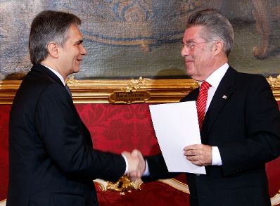 Am 02. Dezember 2008 wurde die neue Bundesregierung mit Werner Faymann (l.) als neuen Bundeskanzler von Bundespräsident Heinz Fischer (r.) in der Präsidentschaftskanzlei angelobt.