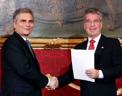 Am 02. Dezember 2008 wurde die neue Bundesregierung mit Werner Faymann (l.) als neuen Bundeskanzler von Bundespräsident Heinz Fischer (r.) in der Präsidentschaftskanzlei angelobt.