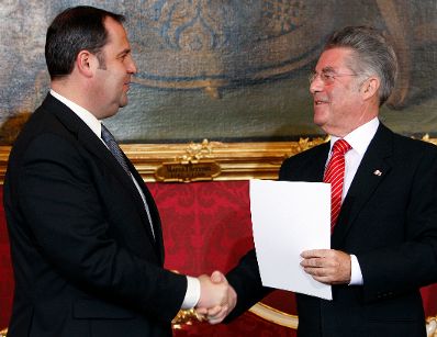 Am 02. Dezember 2008 wurde die neue Bundesregierung von Bundespräsident Heinz Fischer in der Präsidentschaftskanzlei angelobt. Im Bild Vizekanzler Josef Pröll (l.) und Bundespräsident Heinz Fischer (r.).