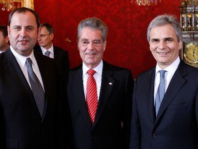 Am 02. Dezember 2008 wurde die neue Bundesregierung mit Werner Faymann (r.) als neuen Bundeskanzler und Josef Pröll (l.) als neuen Vizekanzler und Finanzminister von Bundespräsident Heinz Fischer (m.) in der Präsidentschaftskanzlei angelobt.
