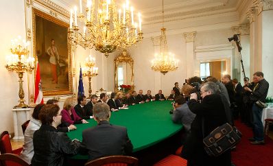 Am 02. Dezember 2008 wurde die neue Bundesregierung von Bundespräsident Heinz Fischer in der Präsidentschaftskanzlei angelobt. Im Anschluss daran fand der konstituierende Ministerrat im Bundeskanzleramt statt.