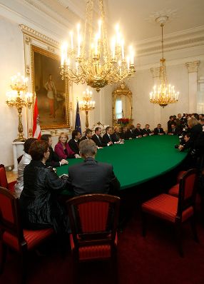Am 02. Dezember 2008 wurde die neue Bundesregierung von Bundespräsident Heinz Fischer in der Präsidentschaftskanzlei angelobt. Im Anschluss daran fand der konstituierende Ministerrat im Bundeskanzleramt statt.