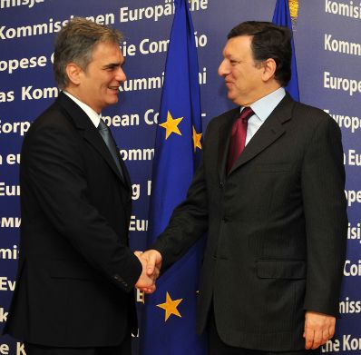 Donnerstag, den 11. Dezember 2008 traf Österreichs Bundeskanzler Werner Faymann (L) in Brüssel, Belgien im Vorfeld der Wintertagung des Europäischen Rates der EU-Staats- und Regierungschefs und Außenminister mit EU-Kommisssionspräsident José Manuel Durao Barroso (R) zu einem Vieraugengespräch zusammen.