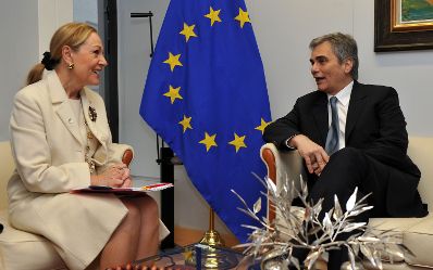 Donnerstag, den 11. Dezember 2008 traf Österreichs Bundeskanzler Werner Faymann (R) in Brüssel, Belgien im Vorfeld der Wintertagung des Europäischen Rates der EU-Staats- und Regierungschefs und Außenminister mit EU-Außenkommissarin Benita Ferrero-Waldner (L) zu politischen Gesprächen zusammen.