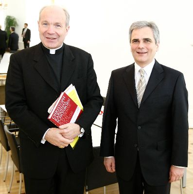 Am 22. Dezember 2008 empfängt Bundeskanzler Werner Faymann (r.) den Erzbischof von Wien, Christoph Kardinal Schönborn (l.) im Bundeskanzleramt.