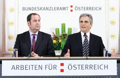 Bundeskanzler Werner Faymann (r.) und Finanzminister Josef Pröll (l.) beim Pressefoyer nach dem Ministerrat am 23. Dezember 2008 im Bundeskanzleramt.