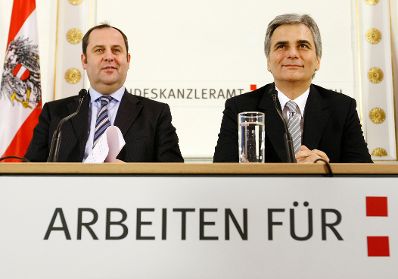 Bundeskanzler Werner Faymann (r.) und Finanzminister Josef Pröll (l.) beim Pressefoyer nach dem Ministerrat am 16. Dezember 2008 im Bundeskanzleramt.