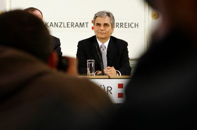 Bundeskanzler Werner Faymann beim Pressefoyer nach dem Ministerrat am 16. Dezember 2008 im Bundeskanzleramt.